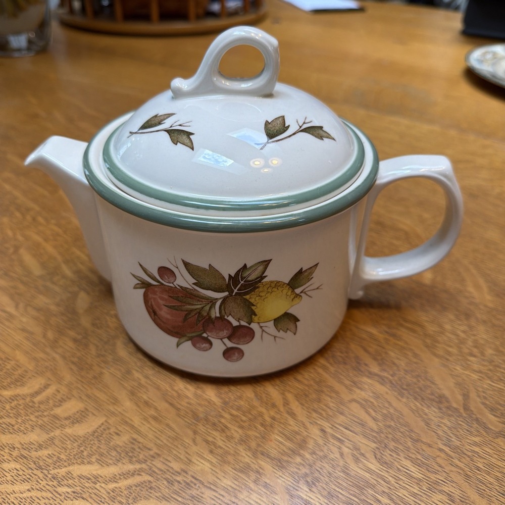 COVENT GARDEN by Wedgwood Teapot Stoneware made in England MINT